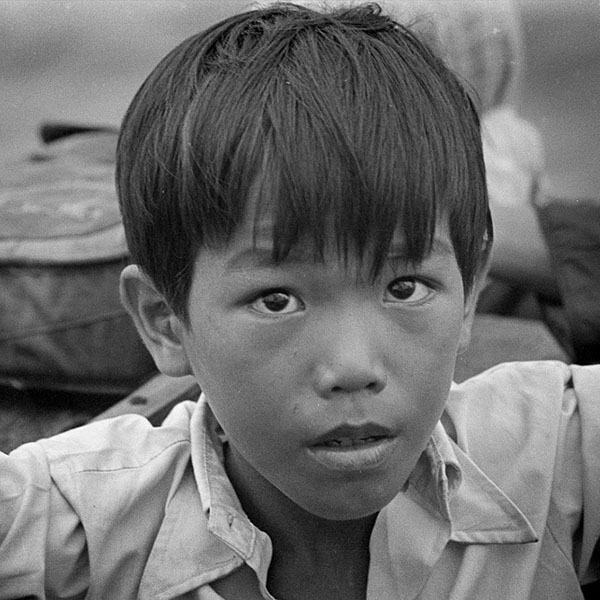 Un réfugié vietnamien regarde la caméra.