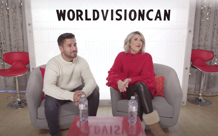 Un homme et une femme assis l'un à côté de l'autre avec WORLDVISIONCAN en arrière-plan.