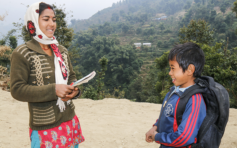 Renuka et Milan sont face à face à l’extérieur du camp d’été situé dans les contreforts de l’Himalaya.