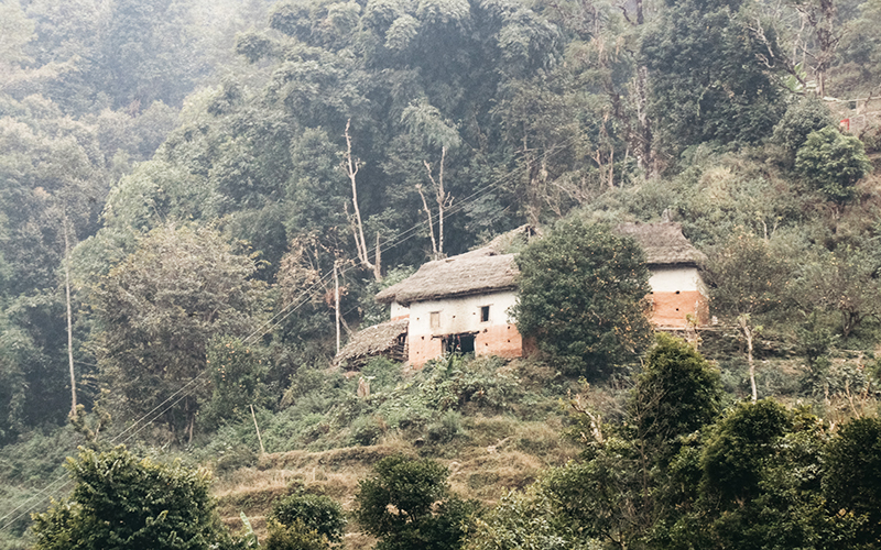 Une grande maison en boue et en chaume abritant le camp de lecture, à flanc de colline au Népal.