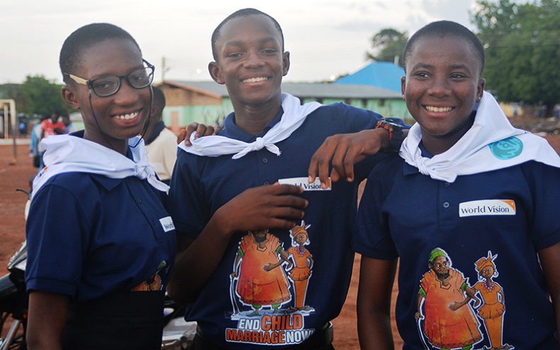 Trois élèves portant des T-shirts où l’on peut lire « End Child Marriage Now » (Mettre fin au mariage des enfants maintenant).