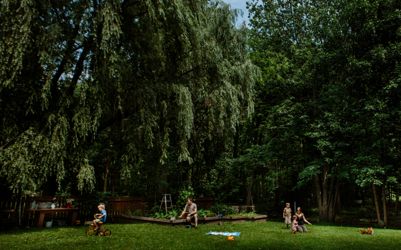 La famille dans son jardin