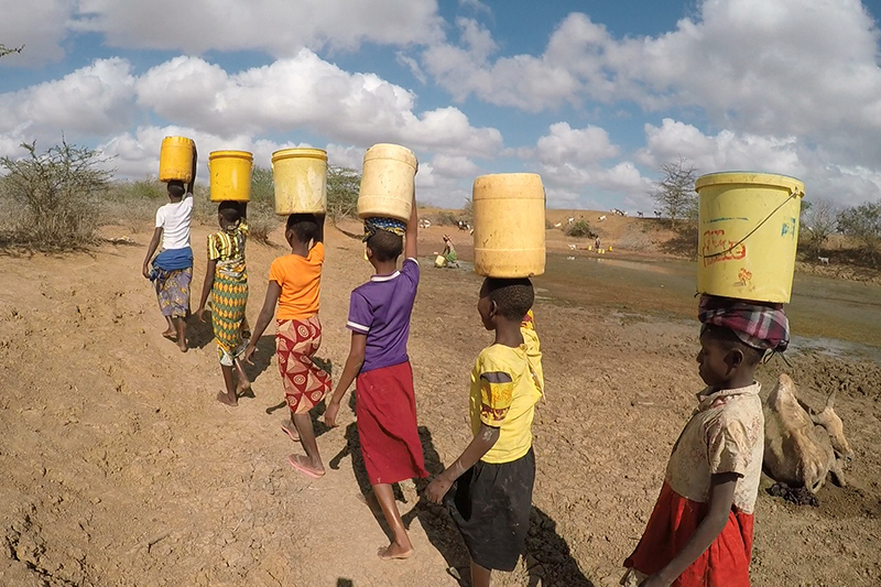 Des jeunes filles vont chercher de l’eau.