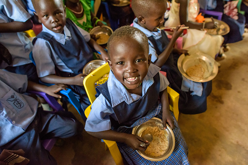 Des enfants mangent des repas nutritifs à l’école.