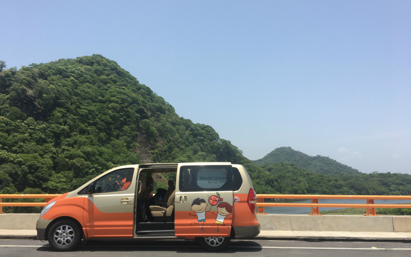 Une camionnette de Vision Mondiale stationné à un belvédère au Salvador