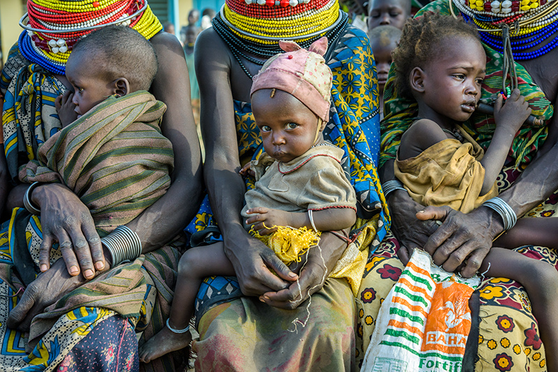 Des enfants attendent leur examen médical dans une clinique.