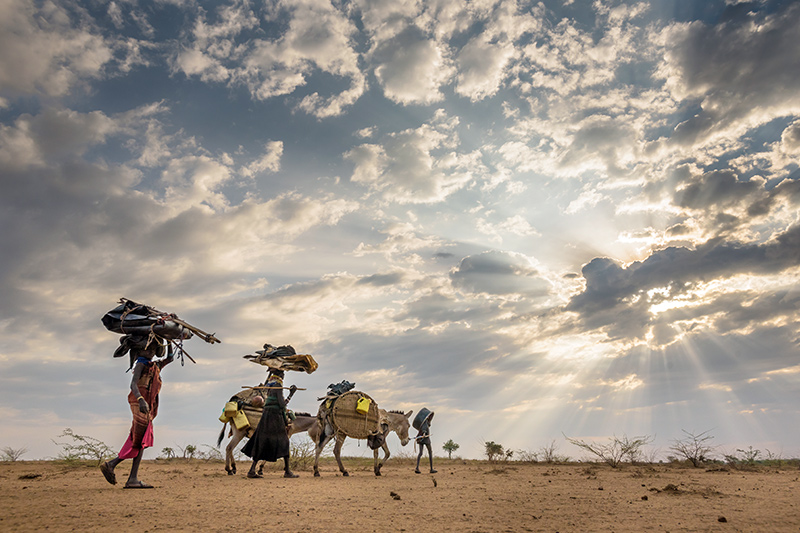 Une famille migre à travers le Kenya avec ses biens.