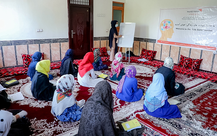 Zahira et ses camarades de classe écoutent les leçons de vie prodiguées par leur enseignante, Zaynab