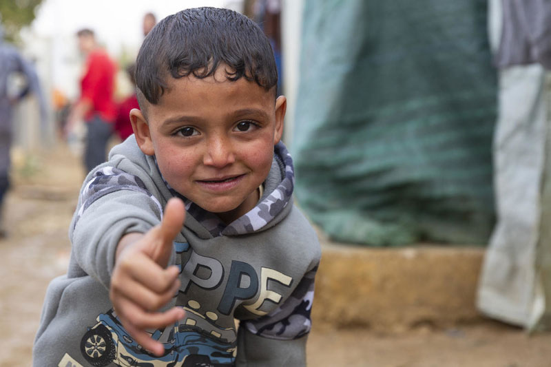 Un garçon réfugié syrien abandonne.