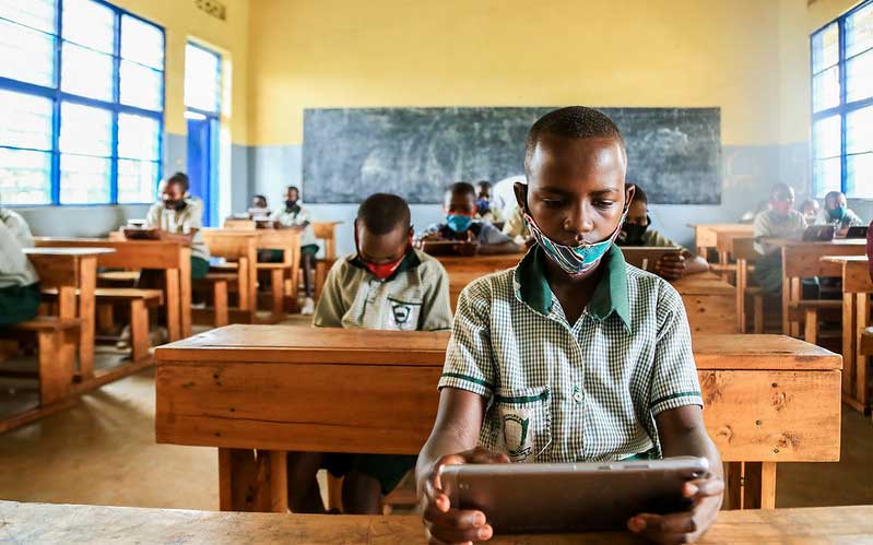 Des élèves utilisent des tablettes électroniques en classe.