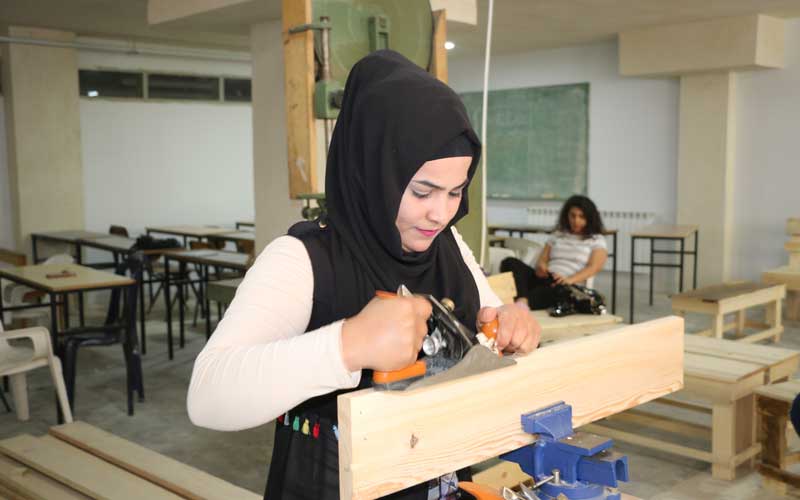 Éducation officielle L’éducation officielle est généralement assurée dans la salle de classe d’un établissement d’enseignement. C’est dans ces murs que l’on enseigne aux élèves les compétences de base comme la lecture et l’écriture, ainsi que des cours plus avancés. Également connue sous le nom d’« apprentissage formel », l’éducation officielle commence normalement à l’école primaire et se termine par des études postsecondaires. L’enseignement est assuré par des enseignants ou des professeurs qualifiés qui suivent un programme scolaire.  Éducation non officielle En revanche, l’éducation non officielle se déroule généralement à l’extérieur d’un établissement d’enseignement. Elle englobe souvent l’acquisition de compétences ou de connaissances à la maison, à la bibliothèque ou sur des sites Web éducatifs à l’aide d’un appareil électronique. L’apprentissage auprès des aînés d’une communauté est également une forme importante de l’éducation non officielle.  Une telle éducation n’est souvent pas planifiée ou délibérée et ne suit pas un calendrier précis ou un programme scolaire spécifique. L’éducation non officielle est offerte de manière spontanée et peut également être décrite comme une forme naturelle d’éducation.  Éducation non formelle L’éducation non formelle possède des caractéristiques semblables à celles de l’éducation officielle et non officielle. Elle suit un calendrier et est systématiquement mise en œuvre, mais n’est pas nécessaire délivrée dans un système scolaire. Son échéancier et son programme sont flexibles et il n’y a habituellement pas de limite d’âge.  Les exemples les plus fréquents d’éducation non formelle comprennent les cours communautaires, les formations professionnelles et les programmes courts qui ne sont pas animés par des instructeurs professionnels.