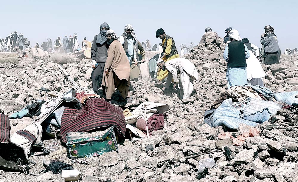 Après la catastrophe, les survivants partent à la recherche des personnes disparues, piégées sous les décombres.
