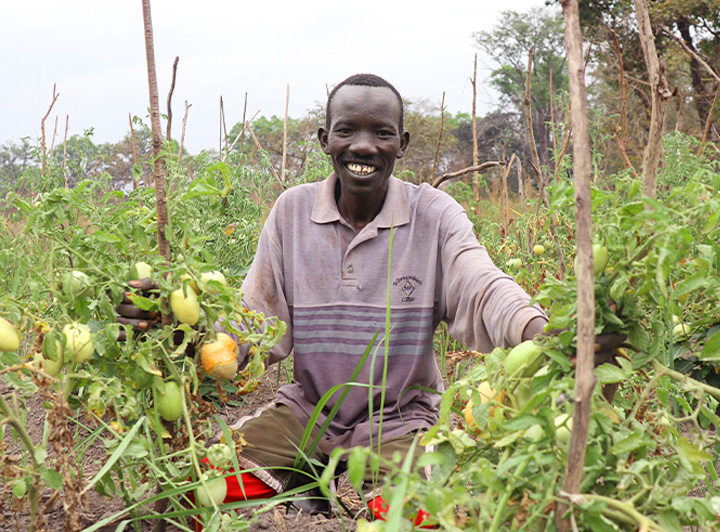 En Afrique, un homme est assis dans un jardin